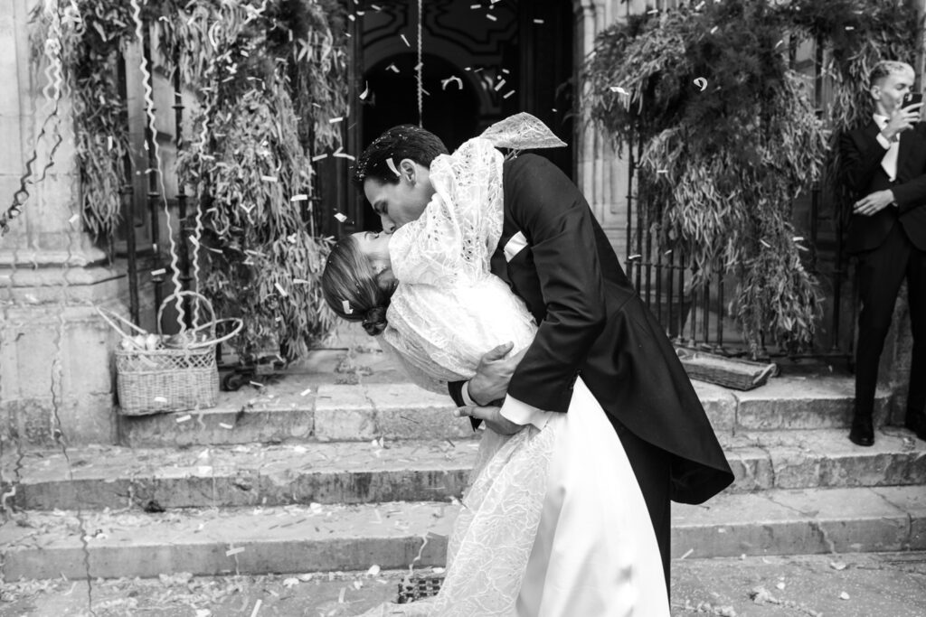 Cinta y Adán a la salida de la iglesia