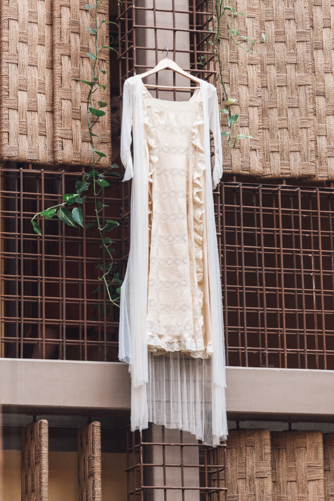 Vestido de novia de Lucía colgado