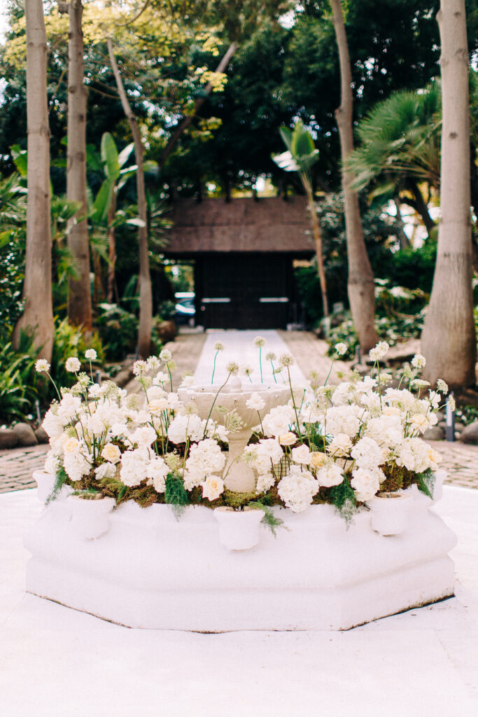 Altar de flores blancas entre palmeras