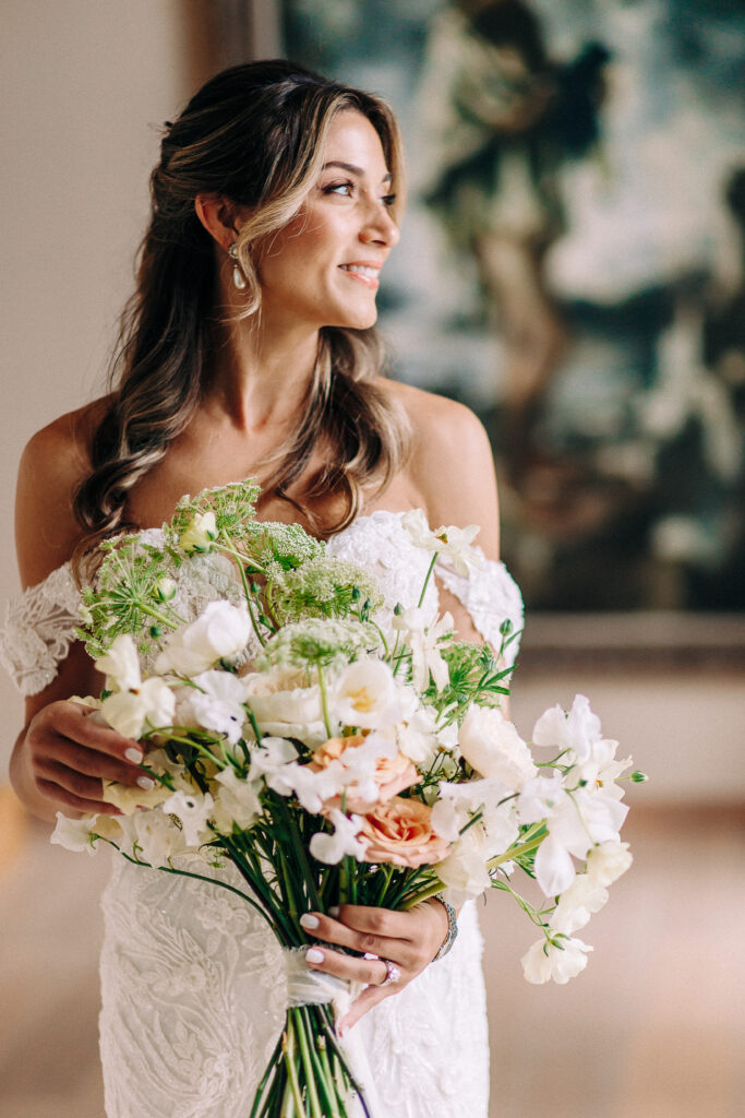Brittney con su ramo de novia