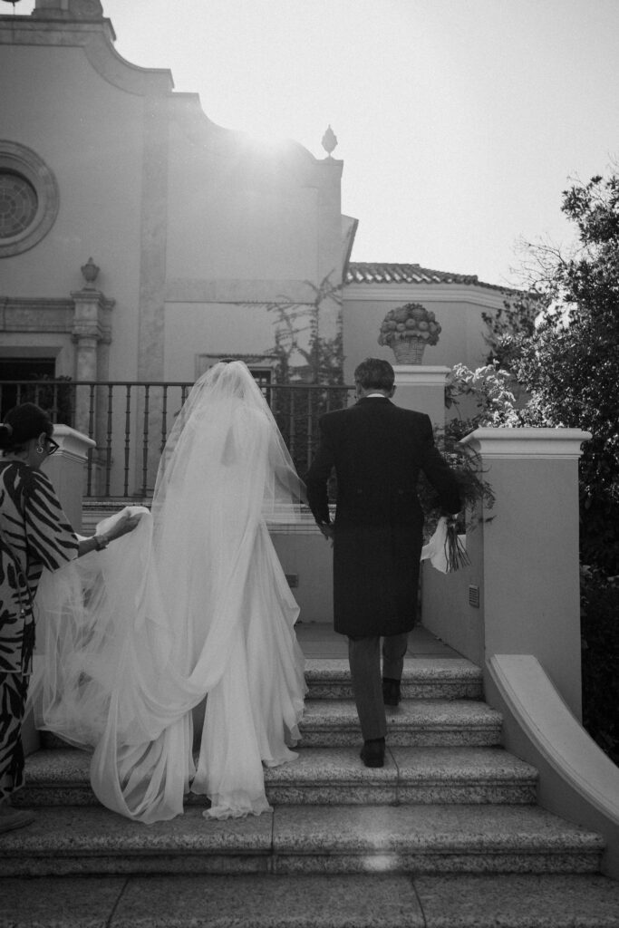 Irene y su padre subiendo a la iglesia