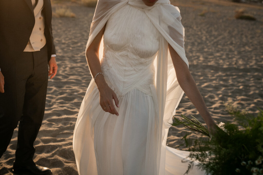 Detalle del vestido de Irene en la arena