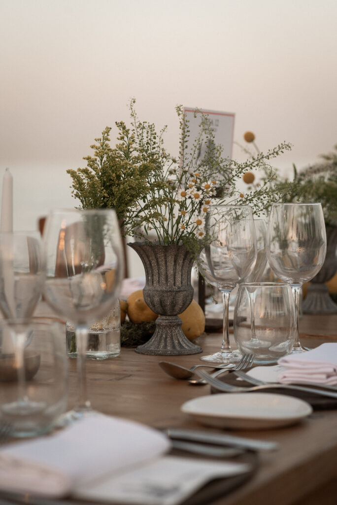 Mesa montada con flores silvestres y cristalería