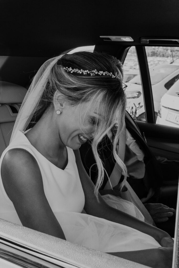 La novia en el coche camino de la ceremonia