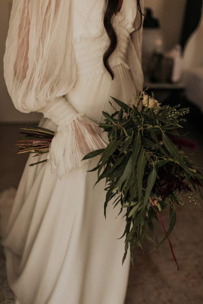 María con su ramo de novia