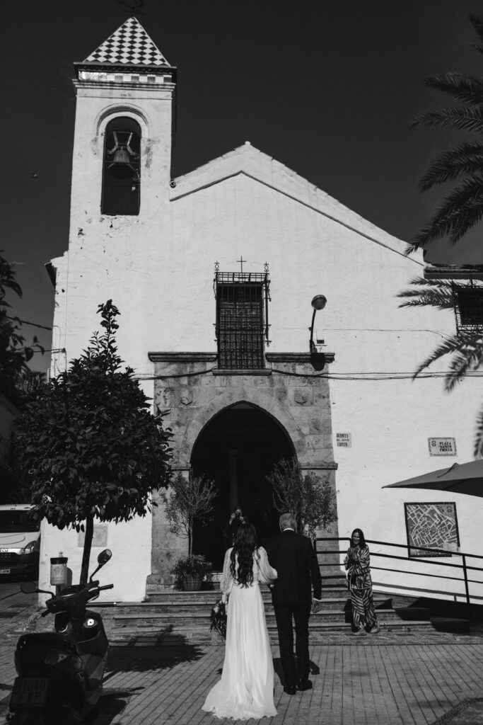 María llegando a la iglesia