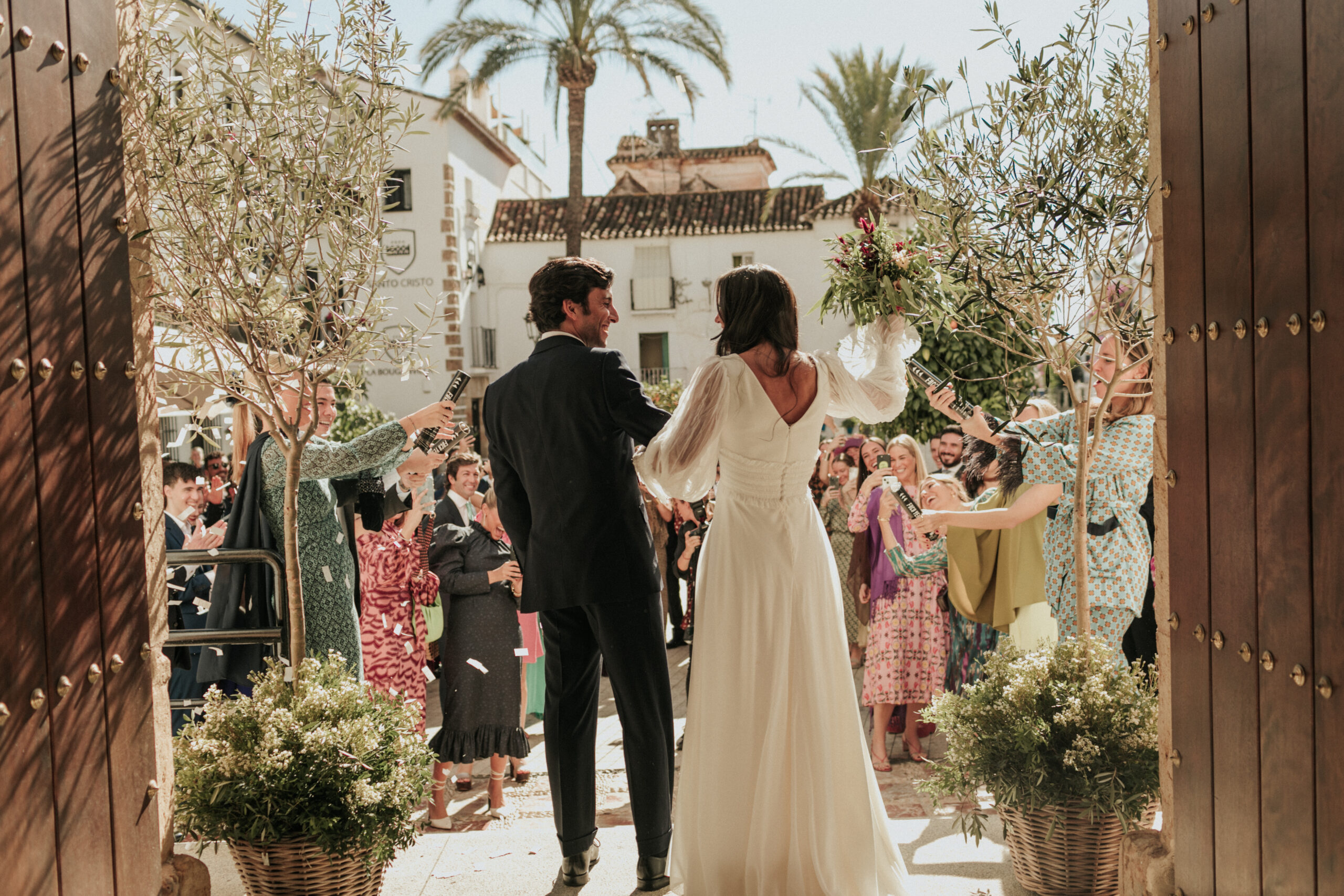 Los novios a la salida de la iglesia