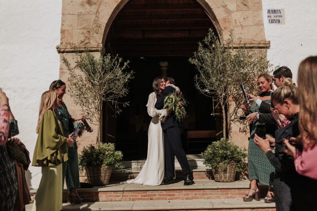 El beso a la salida de la iglesia