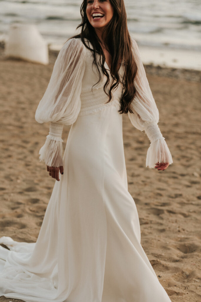Novia junto al mar al atardecer